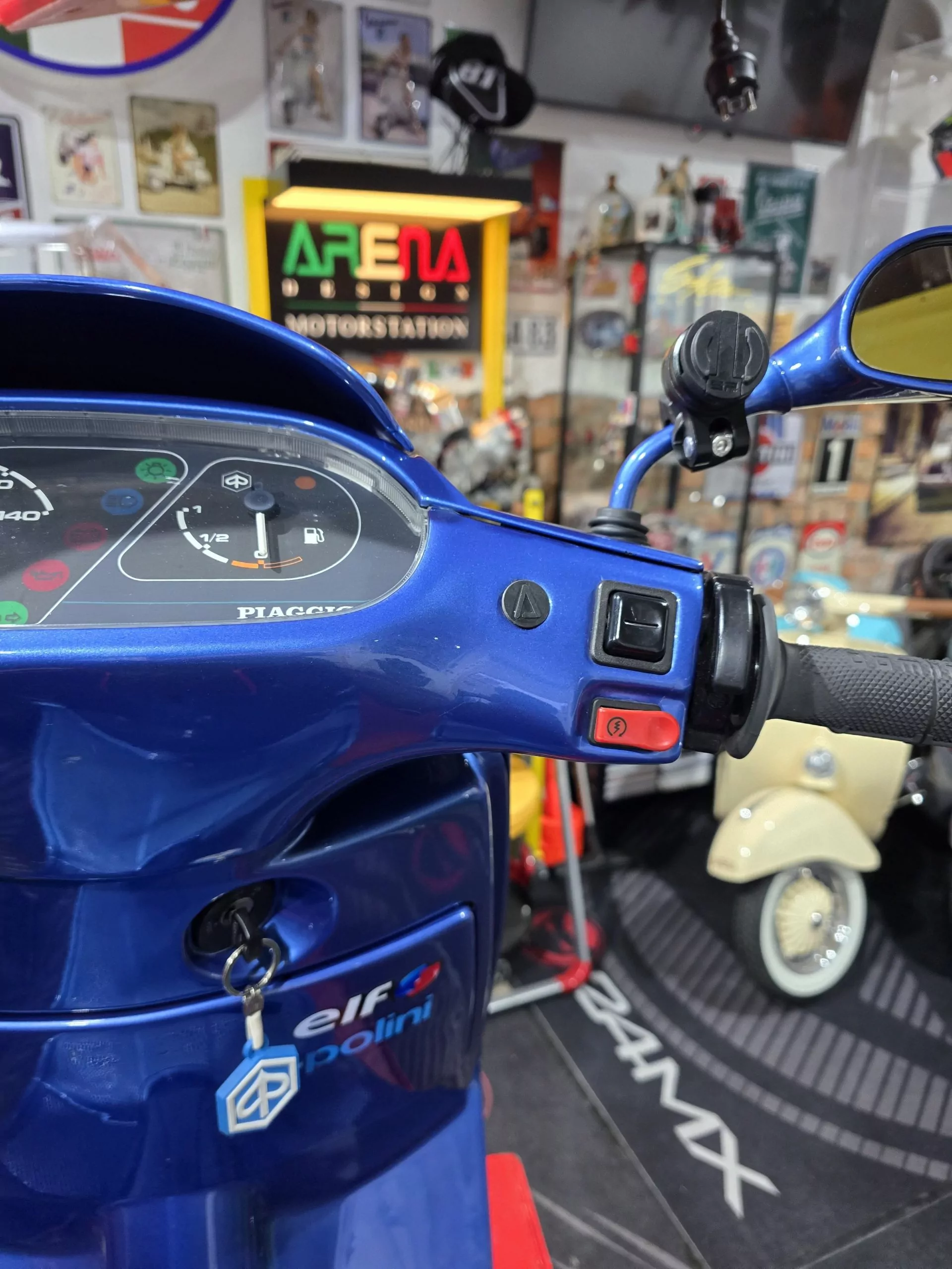 PIAGGIO QUARTZ SKR Abdeckung / Stopfen für Lenkerverkleidung – Bild 3