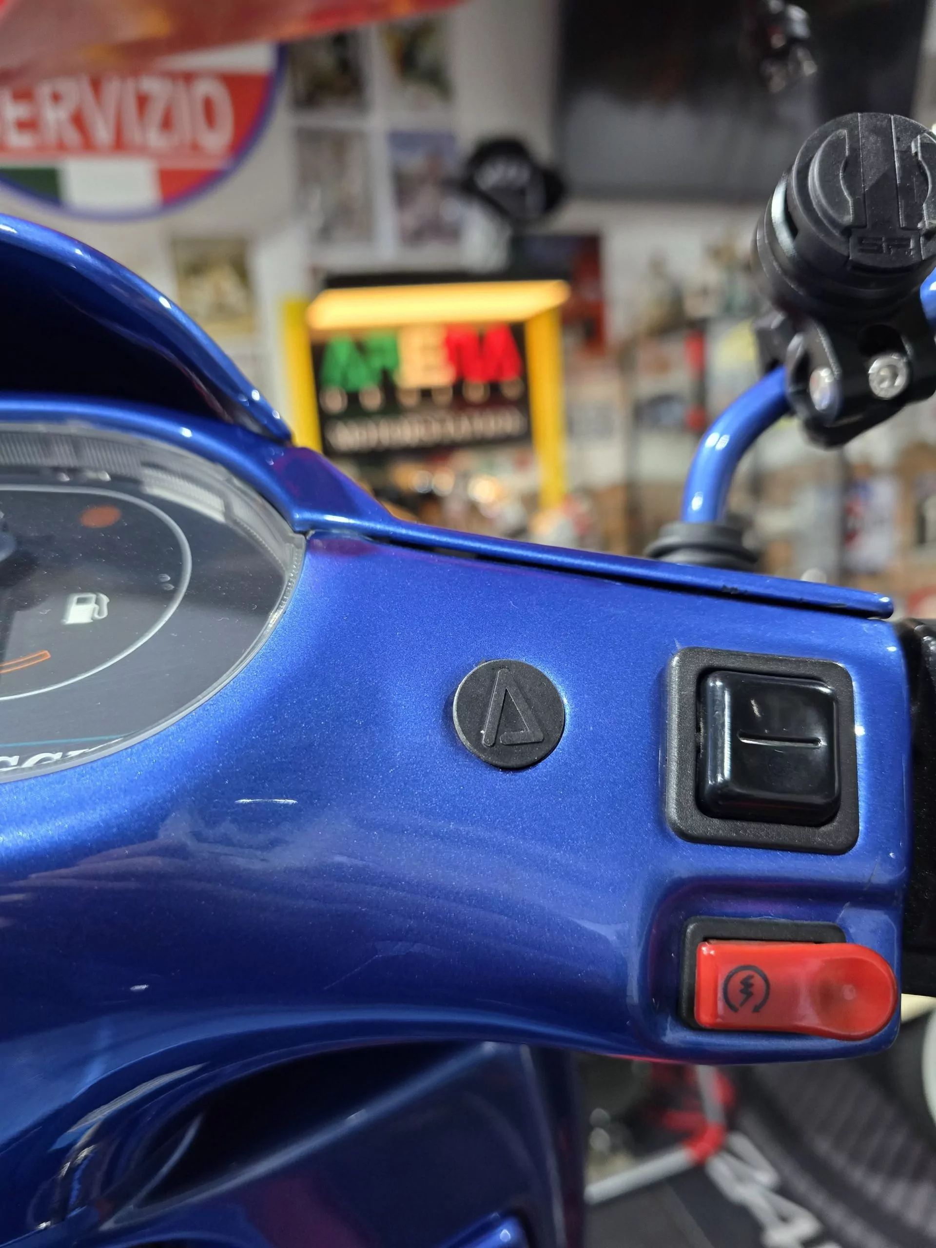 PIAGGIO QUARTZ SKR Abdeckung / Stopfen für Lenkerverkleidung – Bild 6