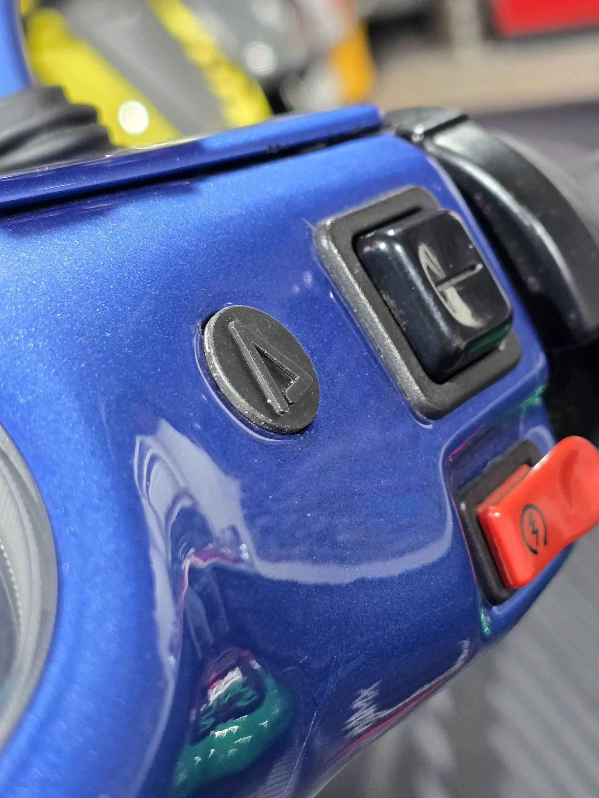 PIAGGIO QUARTZ SKR Abdeckung / Stopfen für Lenkerverkleidung – Bild 5