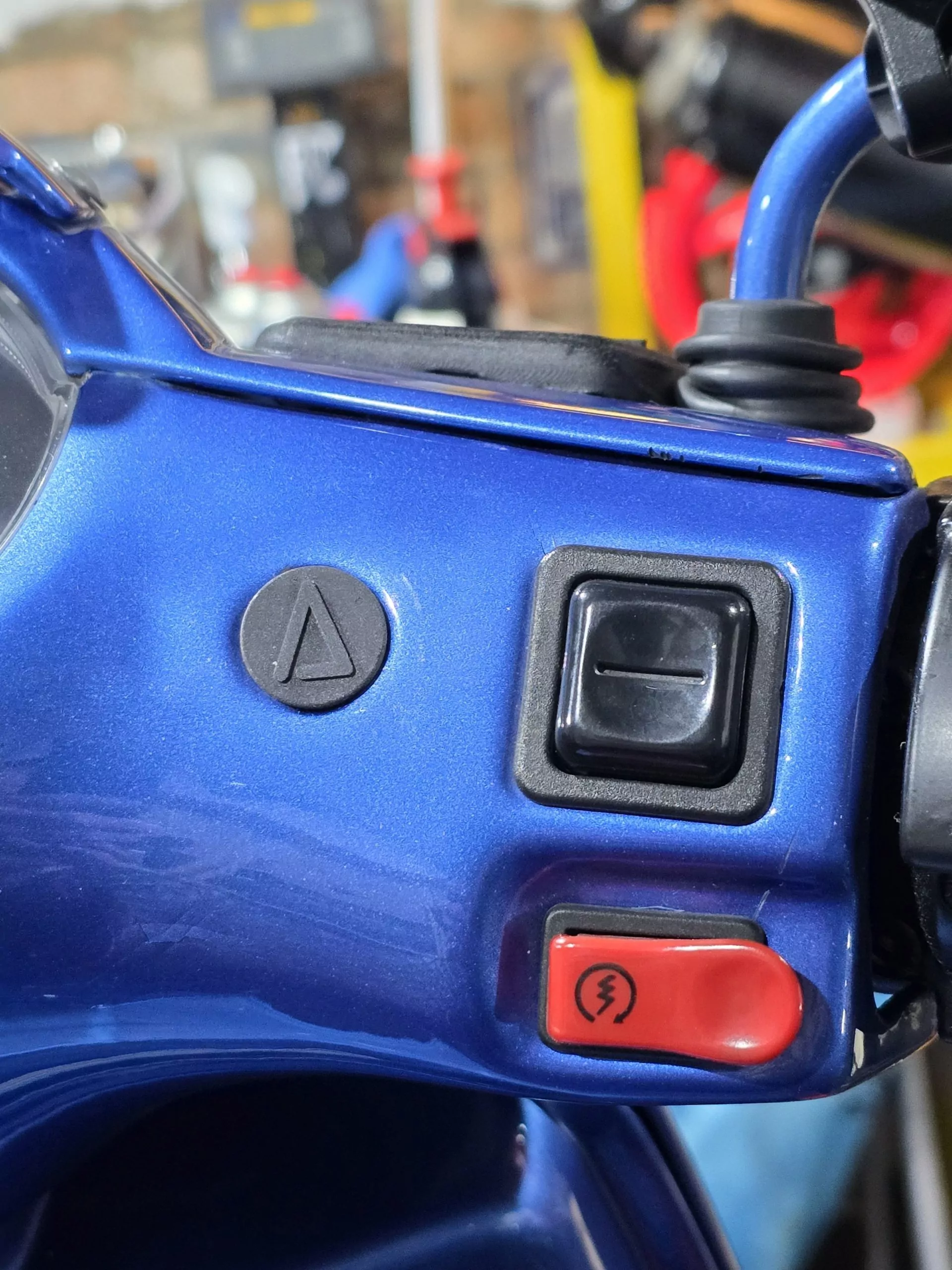 PIAGGIO QUARTZ SKR Abdeckung / Stopfen für Lenkerverkleidung – Bild 4