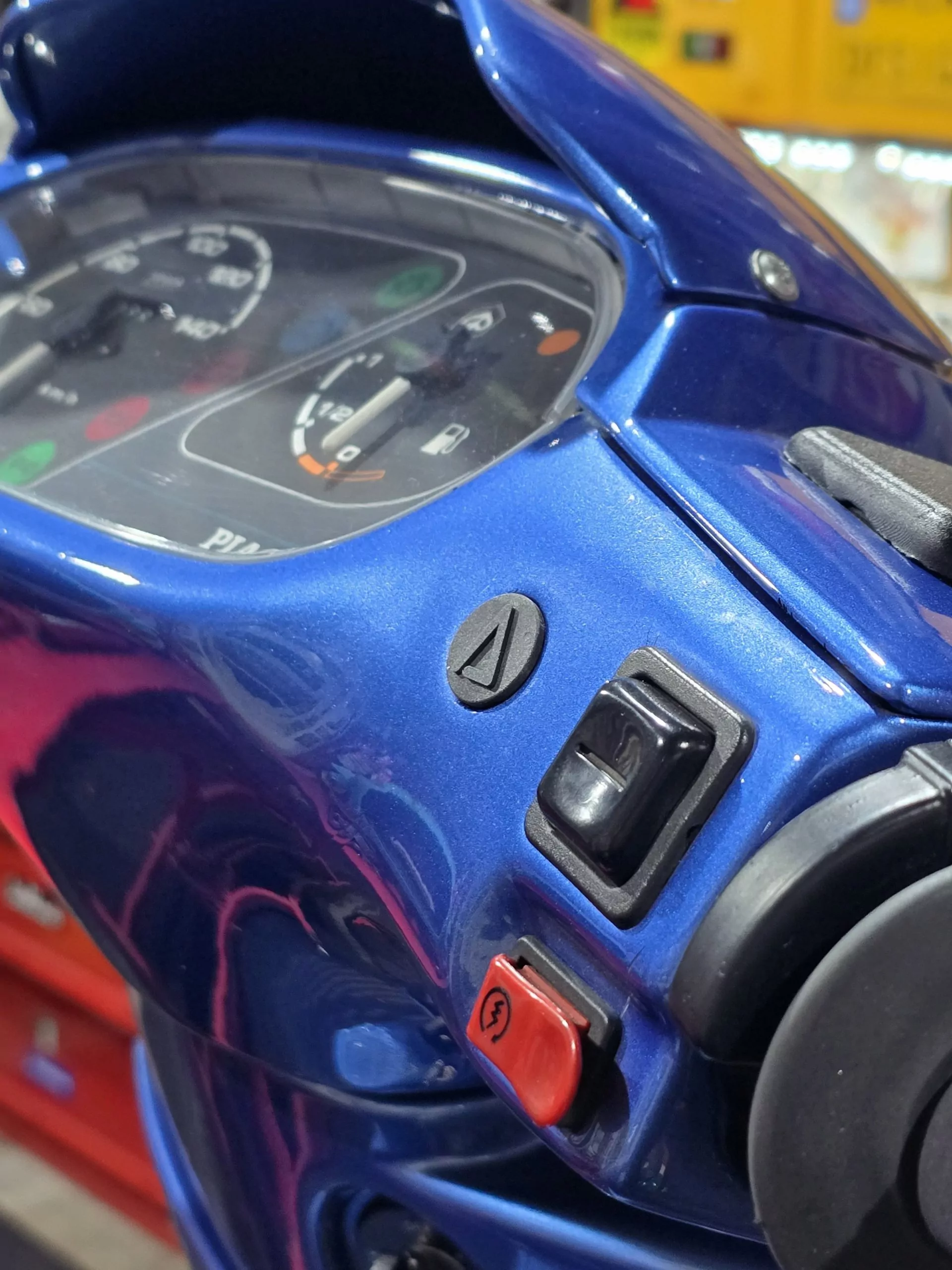 PIAGGIO QUARTZ SKR Abdeckung / Stopfen für Lenkerverkleidung – Bild 2