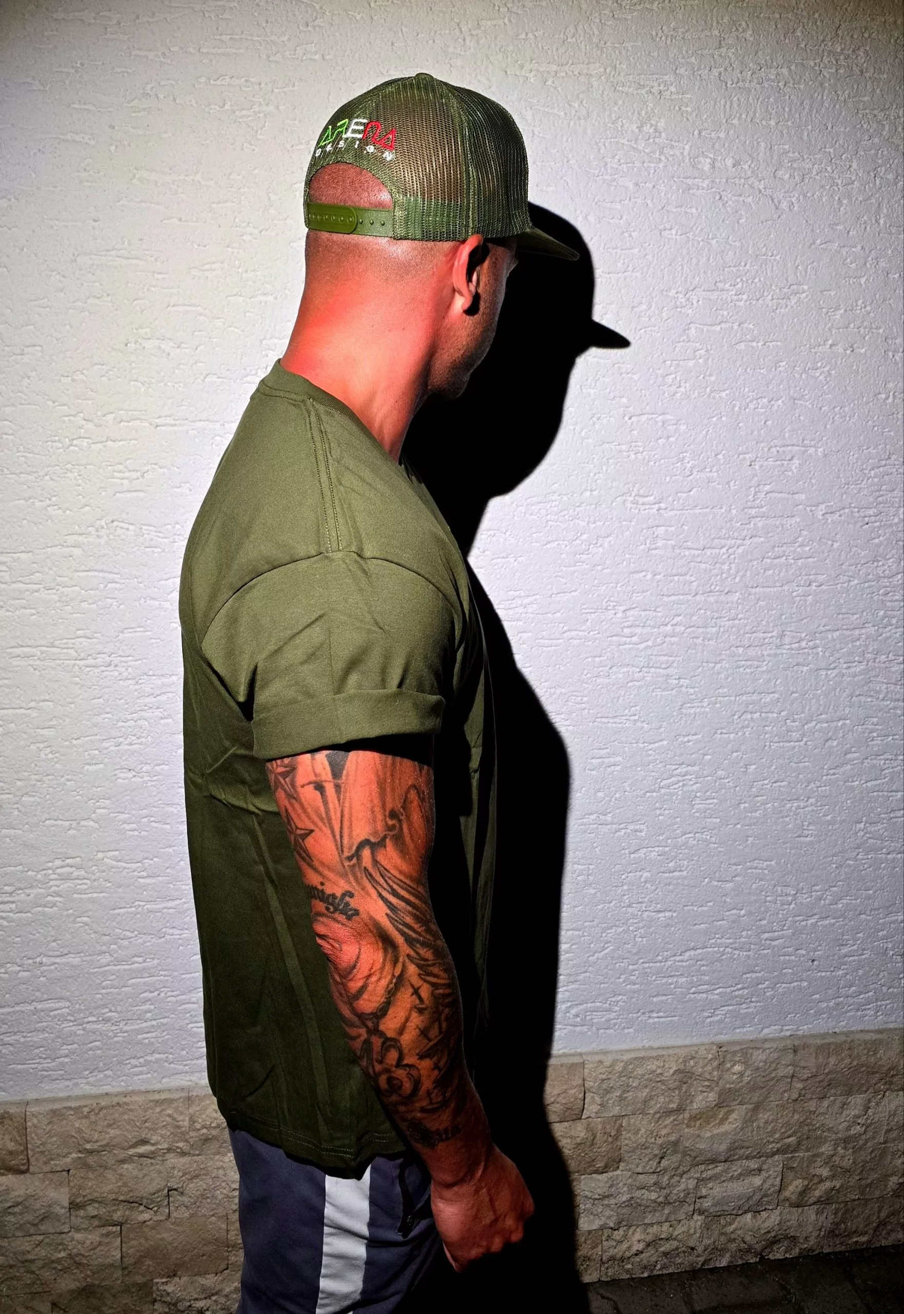 ARENA DESIGN T-Shirt + Trucker Cap / OLIVE GRÜN / L – Bild 7