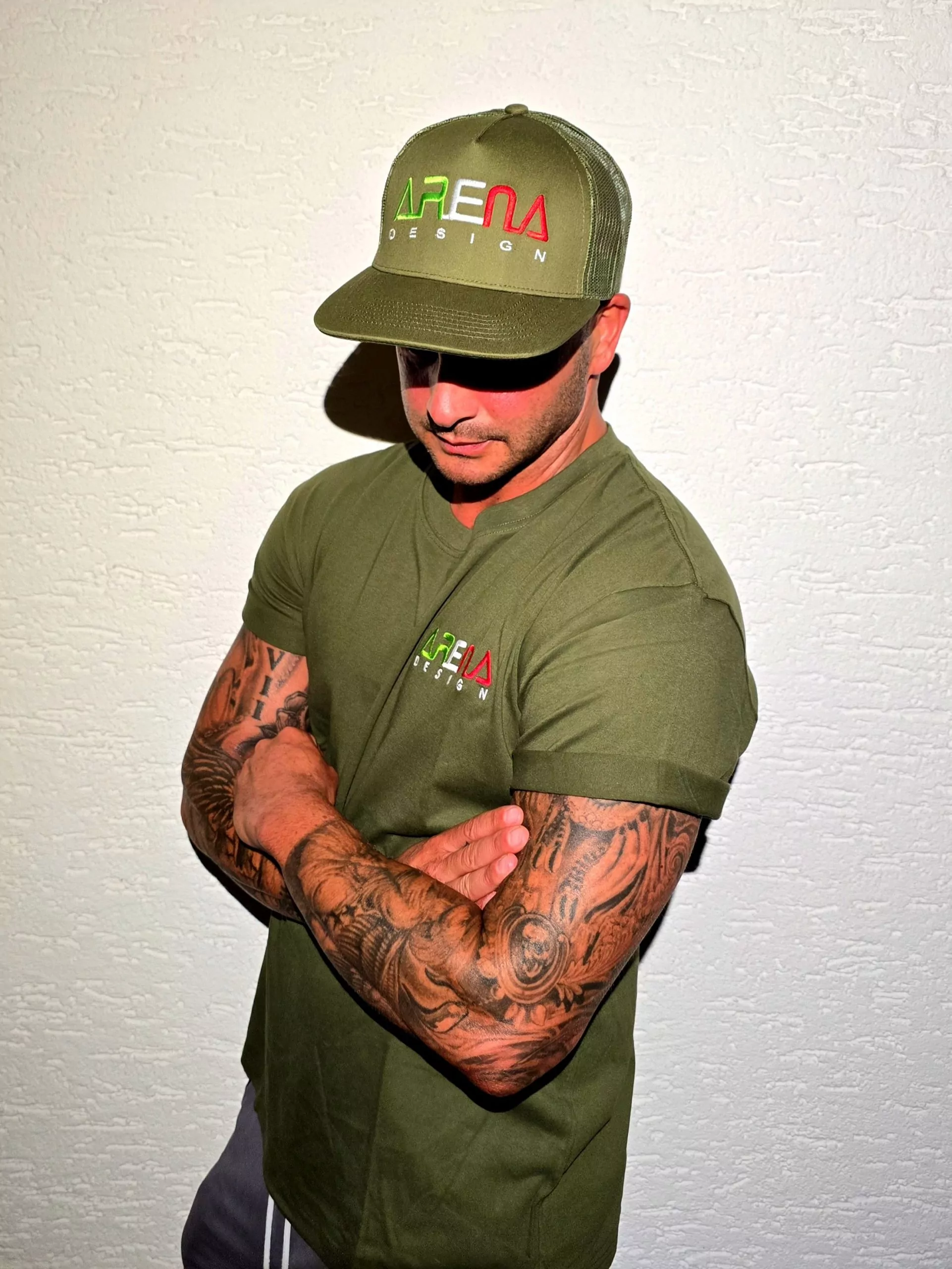 ARENA DESIGN T-Shirt + Trucker Cap / OLIVE GRÜN / XL
