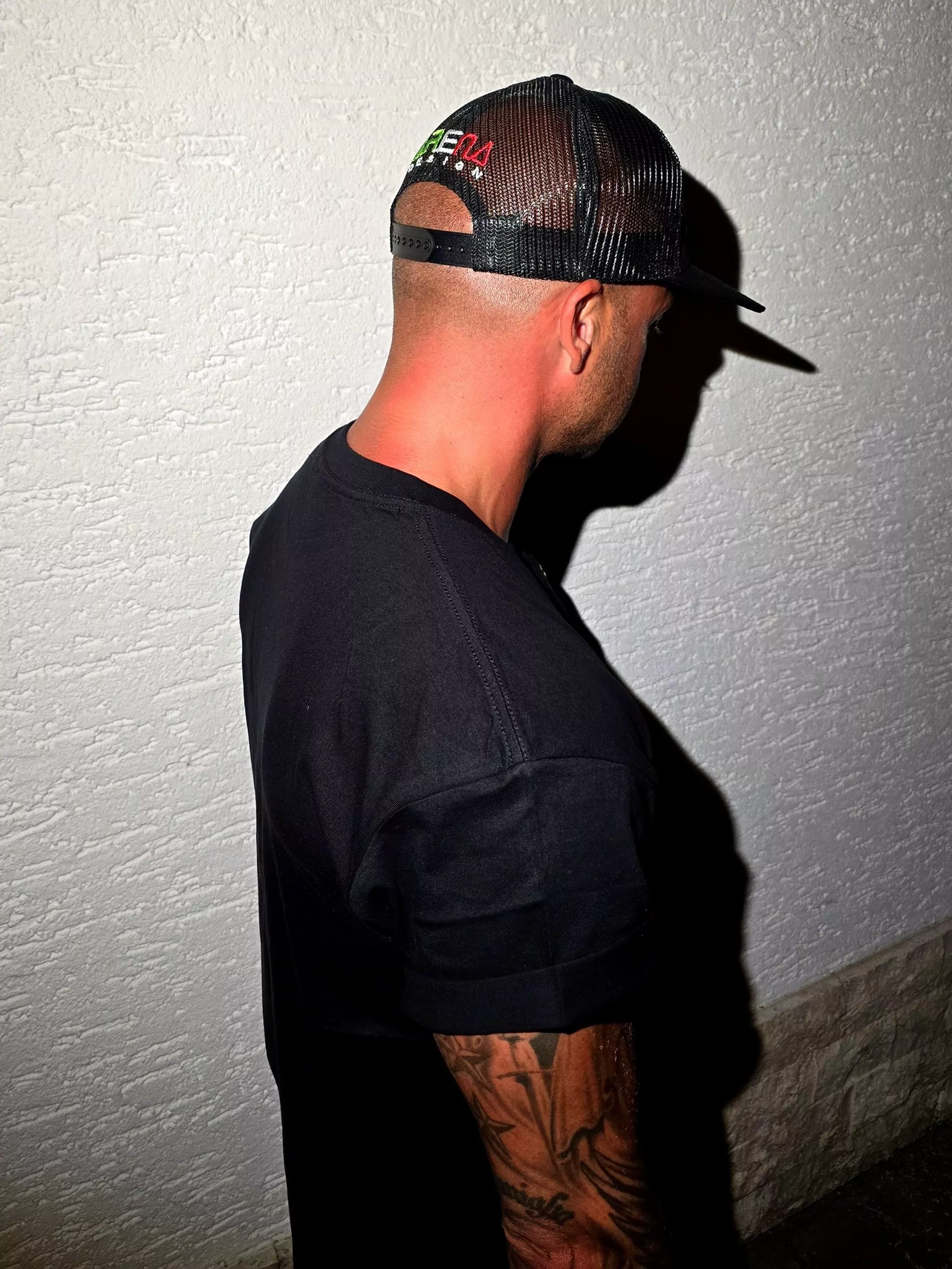 ARENA DESIGN T-Shirt + Trucker Cap / BLACK / L – Bild 6