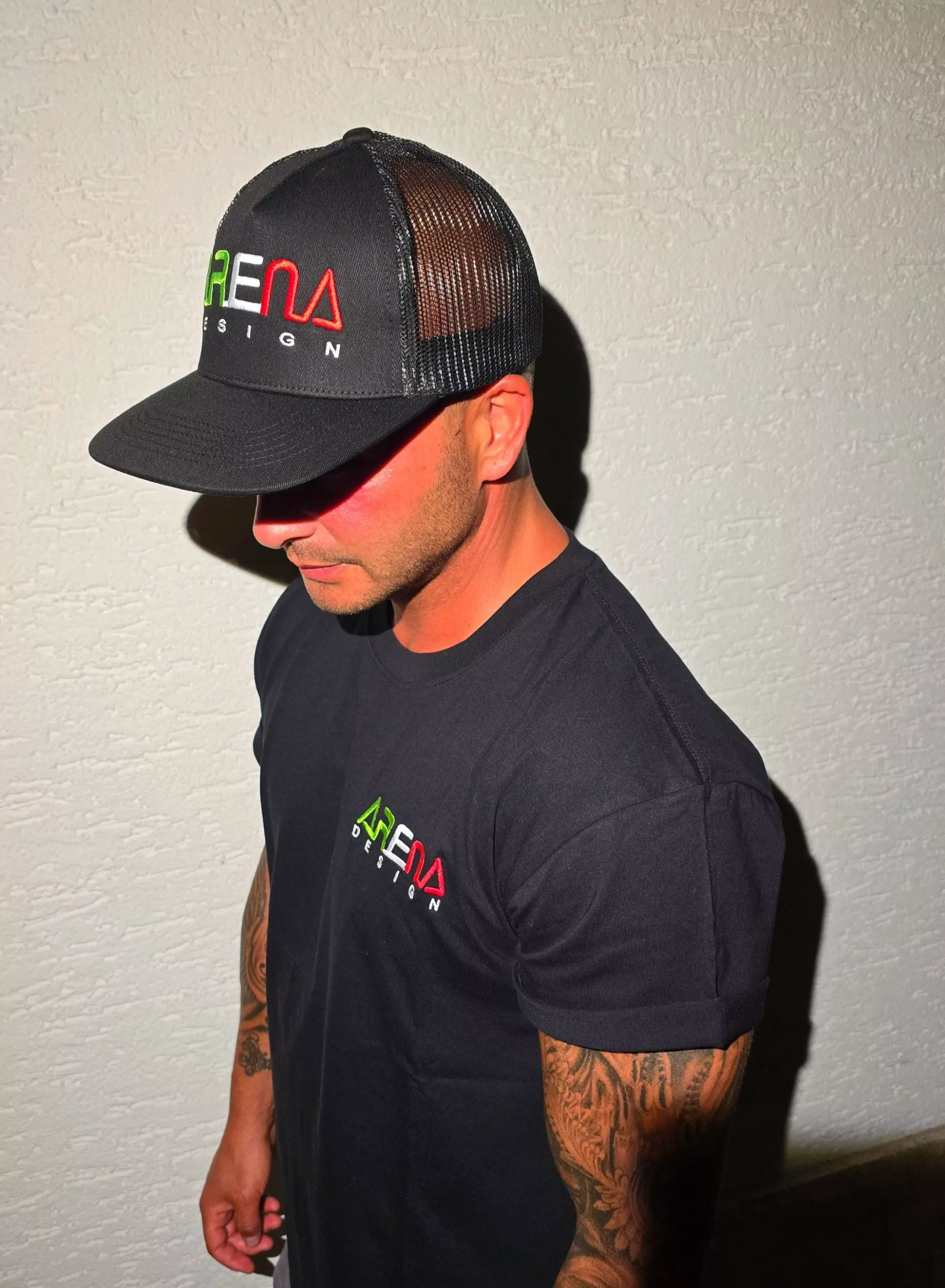 ARENA DESIGN T-Shirt + Trucker Cap / BLACK / M – Bild 4