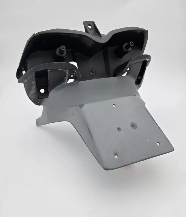 Professionell umgebauter Roller-Kennzeichenhalter mit besserer Passform